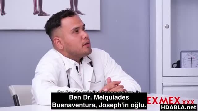 Sapık Doktor Kocası İçeri Girerken Evli Kadını Kucağında Zıp